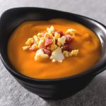 Chef Michelin confiesa el cambio en la receta del salmorejo cordobés que lo hace más ligero y digestivo (y está delicioso)