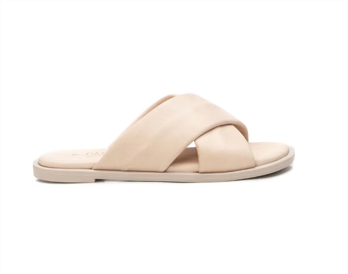 Sandalias planas de mujer de piel color beige 1 Moncloa