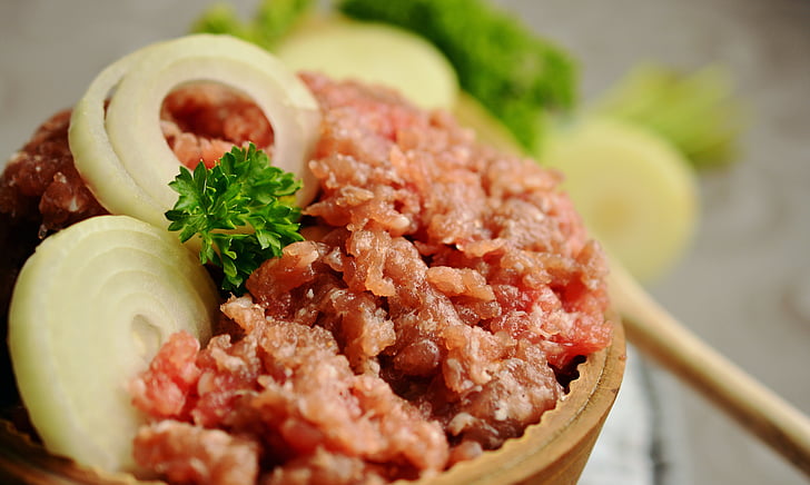 cocinar carne y verduras