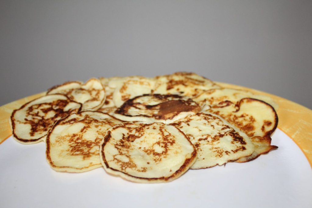 Exquisitos crepes de manzana: delicadeza en cada bocado con salsa caramelizada y nueces irresistibles 1 Moncloa eliminar grumos crepes eva arguinano