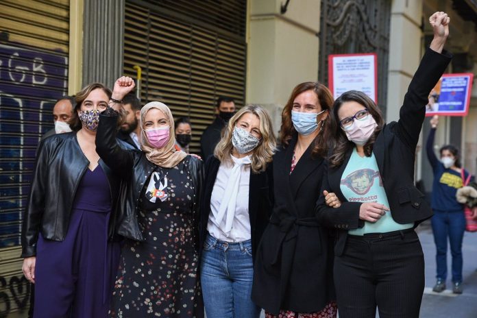 Mónica García, Ada Colau y Yolanda Díaz en un acto junto Fátima Hamen