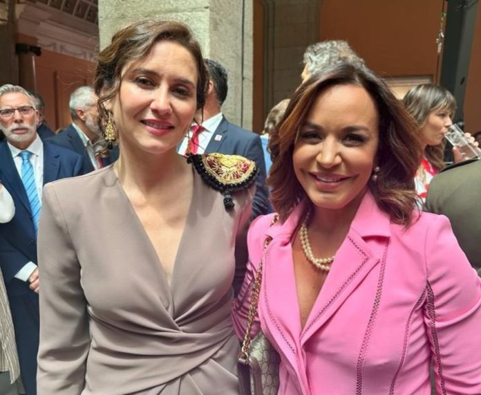 Isabel Díaz Ayuso y la embajadora de Venezuela, Coromoto Godoy.