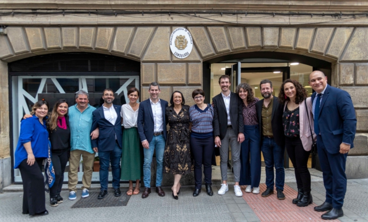 Fotografía de la embajadora Glenna Cabello en ek nuevo consulado de Venezuela en Bilbao.