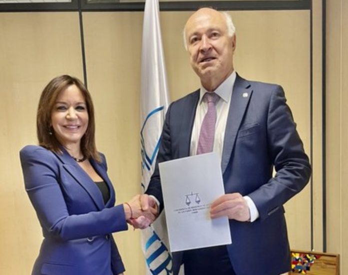 Coromoto Godoy, embajadora de Venezuela en España y Enrique Gil Botero, secretario general de la Comjib.