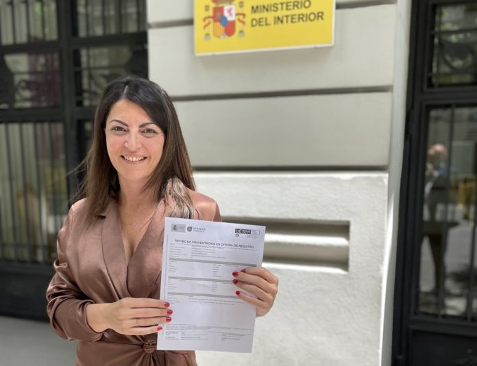 Macarena Olona inscribiendo un partido político