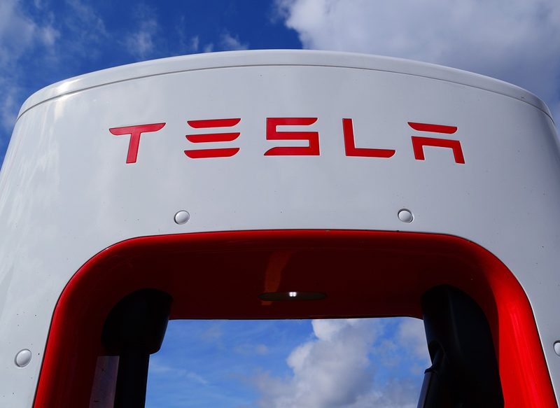 Descubre la lucha encarnizada que mantienen Apple y Tesla contra un rival tecnológico
