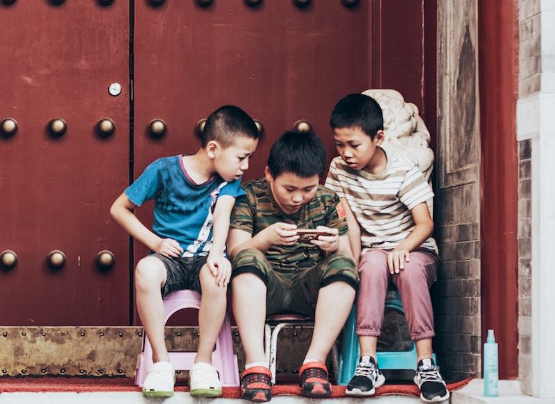 LA NIÑA PAGABA LOS JUEGOS PARA MÓVILES DE SUS COMPAÑEROS DE CLASE