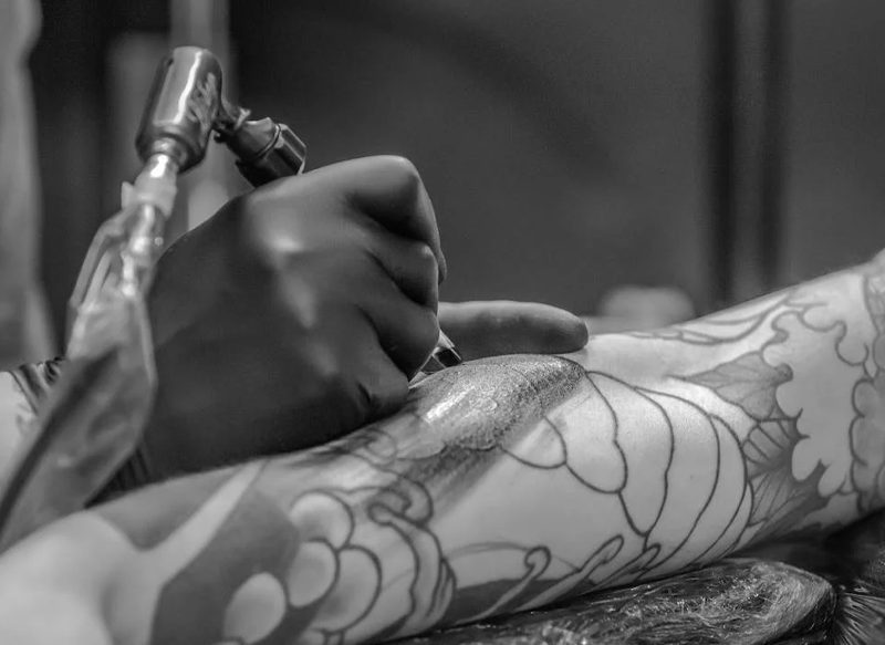 UN TATUAJE INTELIGENTE DE DOS TINTAS