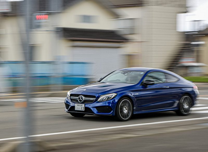 MERCEDES-BENZ ADELANTA A SUS COMPETIDORES