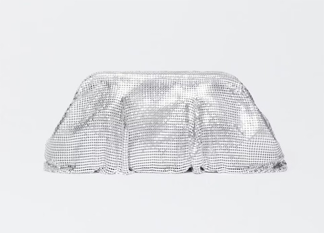 El Corte Inglés: los complementos perfectos con los que te sentirás la reina de la noche 1 Moncloa Bolso de fiesta con mesh convertible a bandolera en plateado el corte ingles