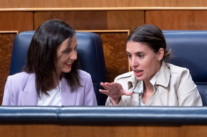 Irene Montero e Ione Belarra en el Congreso de los Diputados.