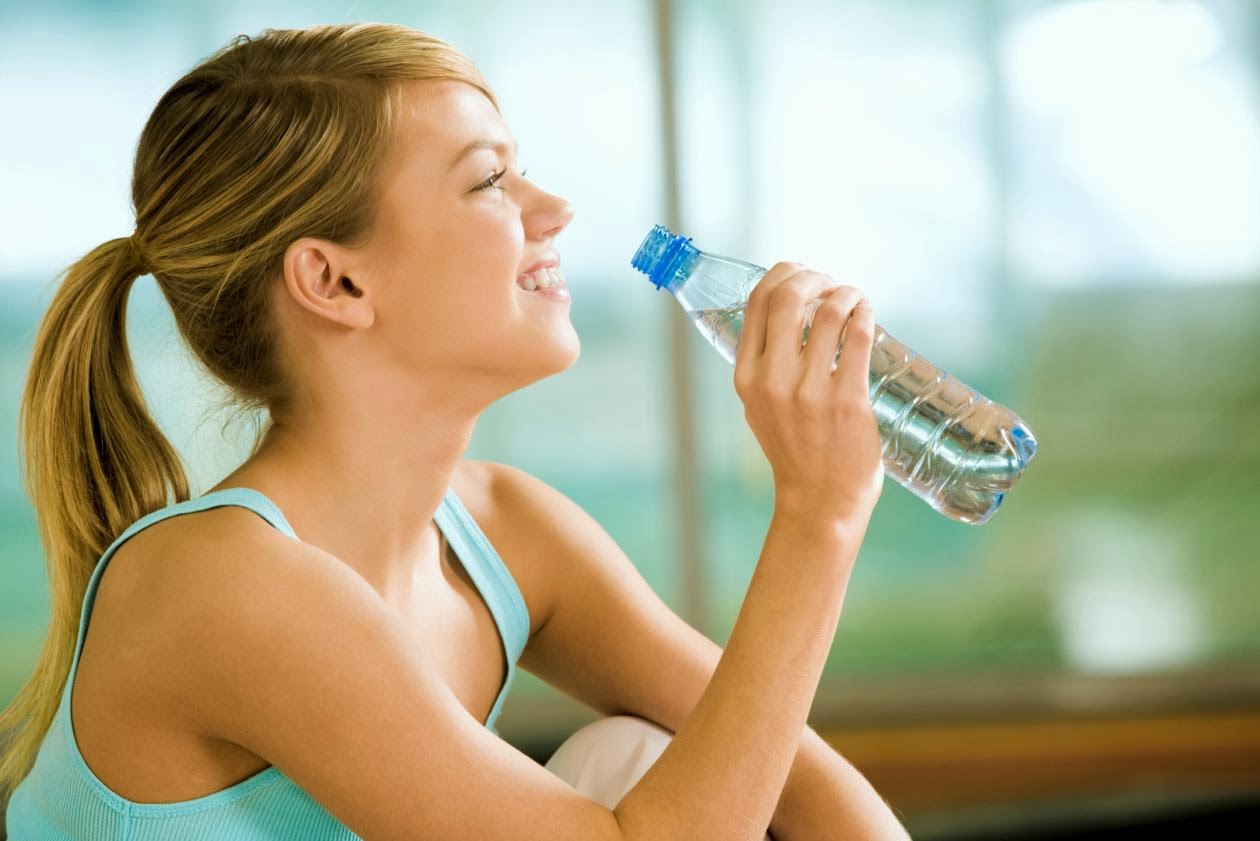 Verano: 9 consejos para prevenir las enfermedades comunes del calor 1 Moncloa Beber mucha agua