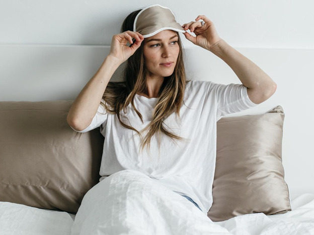 El nuevo tratamiento de belleza infalible: dormir en una almohada de seda