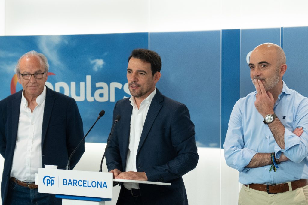 El líder del PP de Barcelona por el Senado 'catalaniza' su nombre 1 Moncloa Josep Tutusaus, director de campaña del PPC, con Manu Reyes en el centro y Daniel Sirera a su izquierda