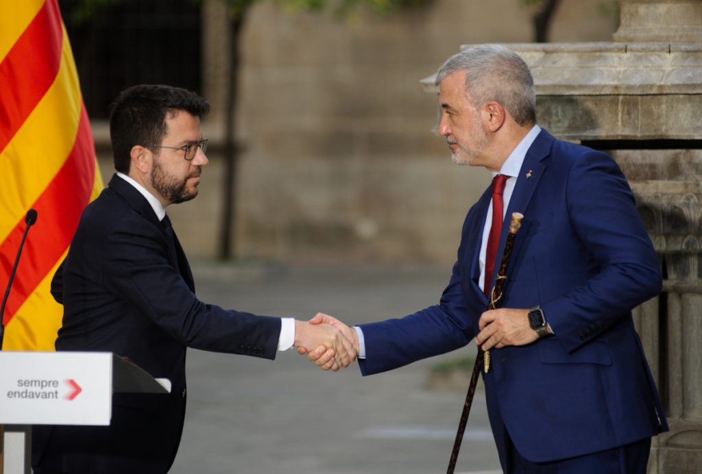 Pere Aragonès y Jaume Collboni (dcha) se saludan y no se descarta el pacto para gobernar Barcelona