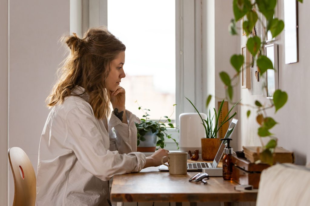Tu cuarto estará de lujo con la silla de confidente de Ikea 2 Moncloa mujer independiente disenadora trabajando computadora oficina casa autoaislamiento trabajo remoto teletrabajo trabajo distancia Moncloa