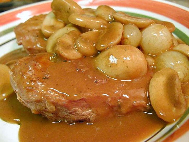 servir pollo al ajillo