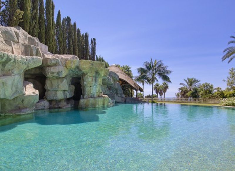 SAUNA, PISCINA EXTERIOR, DOS BODEGAS Y MUCHO MÁS
