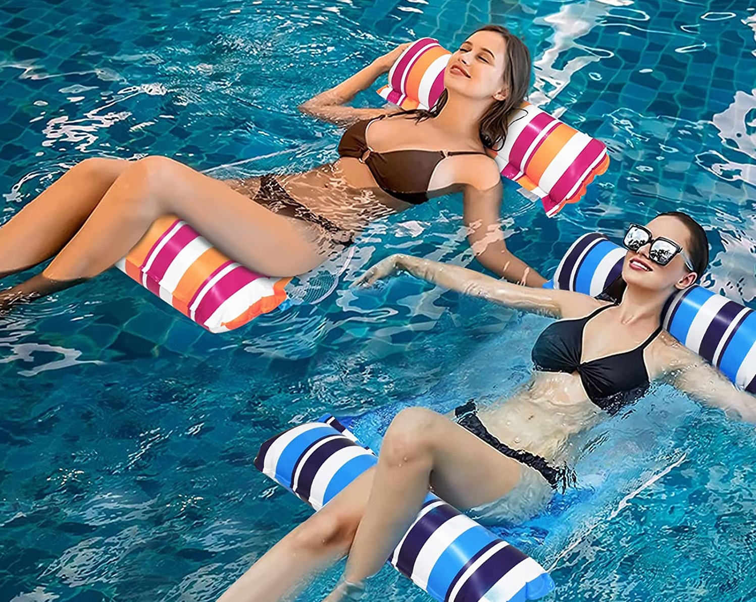 4 en 1, el flotador multiposición con el que podrás relajarte y tomar el sol en la piscina o en la playa