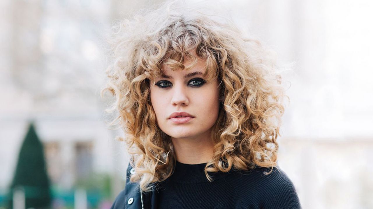 Cabello: 7 formas de protegerlo de los daños causados por el sol y el cloro 2 Moncloa Lávese el cabello con un champú suave