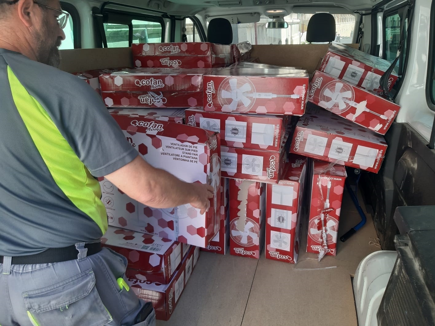 Reparto de ventiladores con destino a colegios electorales de la capital jiennense