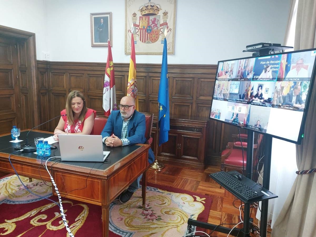 La delegada del Gobierno de Castilla y León, Virginia Barcones, y el subdelegado del Gobierno en Soria, Miguel Latorre, comparecen en rueda de prensa para informa del inicio de la jornada electoral
