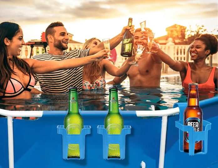 Olvídate de tener que salir de la piscina a buscar tu bebida gracias a este soporte disponible en Amazon