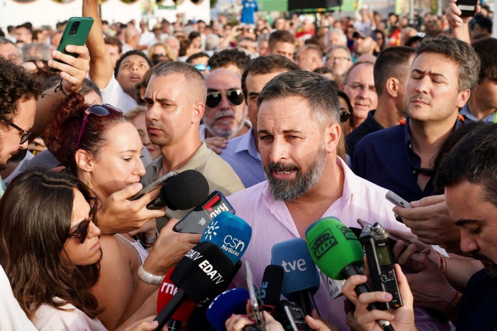 Santiago Abascal con un nutrido grupo de seguidores en la campaña del 23-J