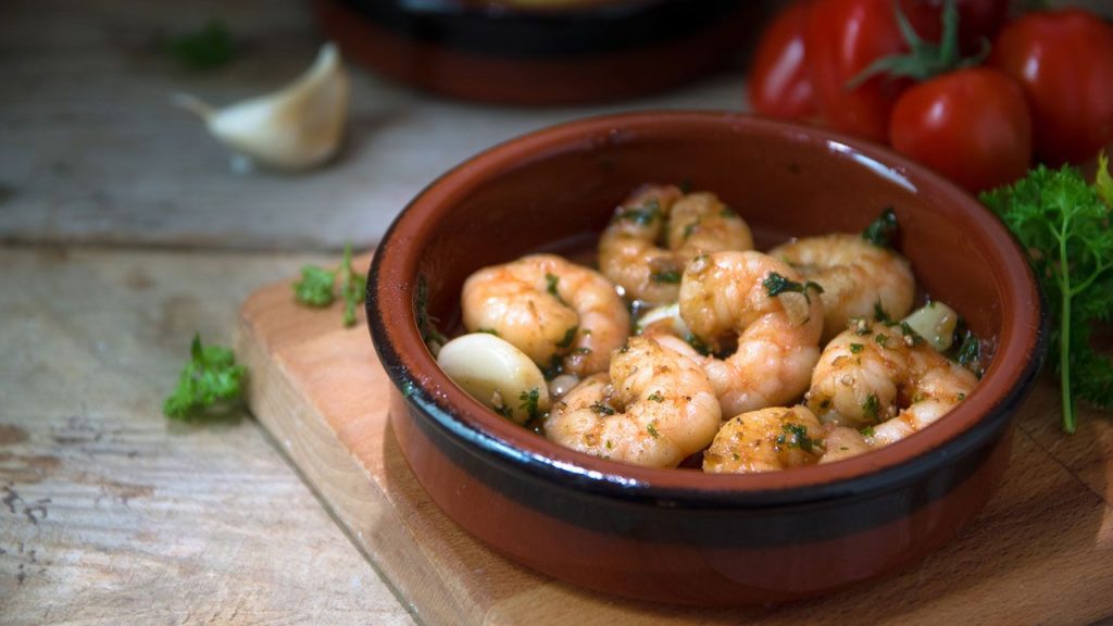 Gambas al ajillo con torreznos: Fusión única de mar y montaña 2 Moncloa gambas al ajillo 1280x720x80xX Moncloa