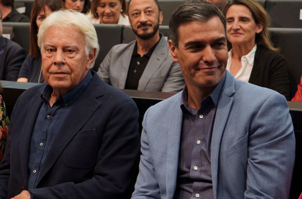Felipe González y Pedro Sánchez, enfrentados por la deriva del PSOE