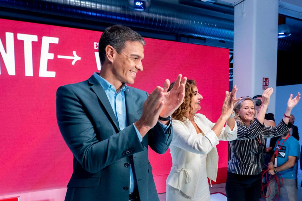 Pedro Sánchez, María Jesús Montero y Nadia Calviño aplauden en un mitin del PSOE