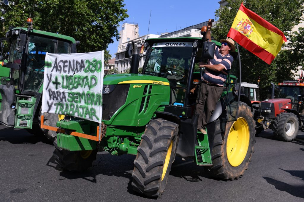 Abascal se arrima a los agricultores en plenas protestas en el campo