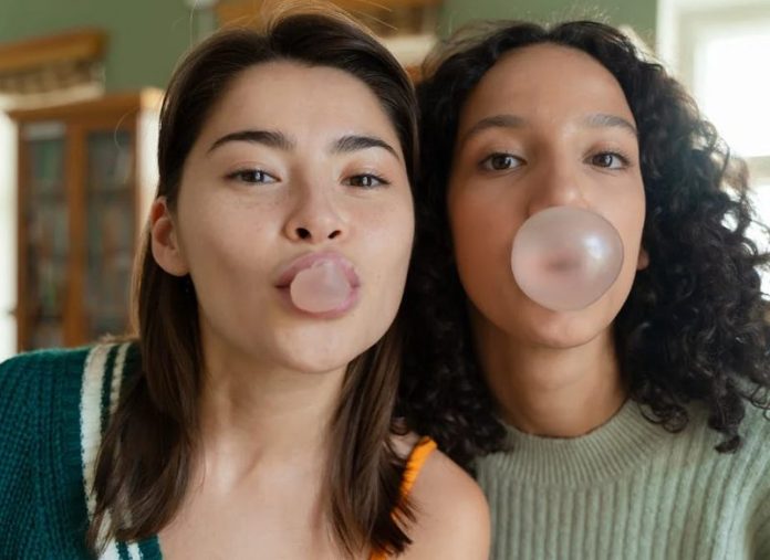 MASTICAR CHICLE, UNA DE LAS MEJORES FORMAS DE QUITARTE UNA CANCIÓN DE LA CABEZA