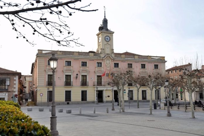 El salón de plenos del Ayuntamiento de Alcalá fue desalojado en la sesión ordinaria de este mes de febrero.