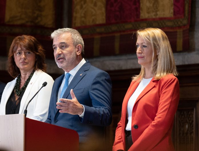 La primera tenieinte de alcalde, Laia Bonet; el alcalde de Barcelona, Jaume Collboni, y la segunda teniente de alcalde, Maria Eugènia Gay