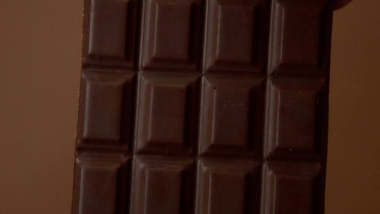¿Por qué el chocolate se vuelve blanco si lleva un tiempo abierto?