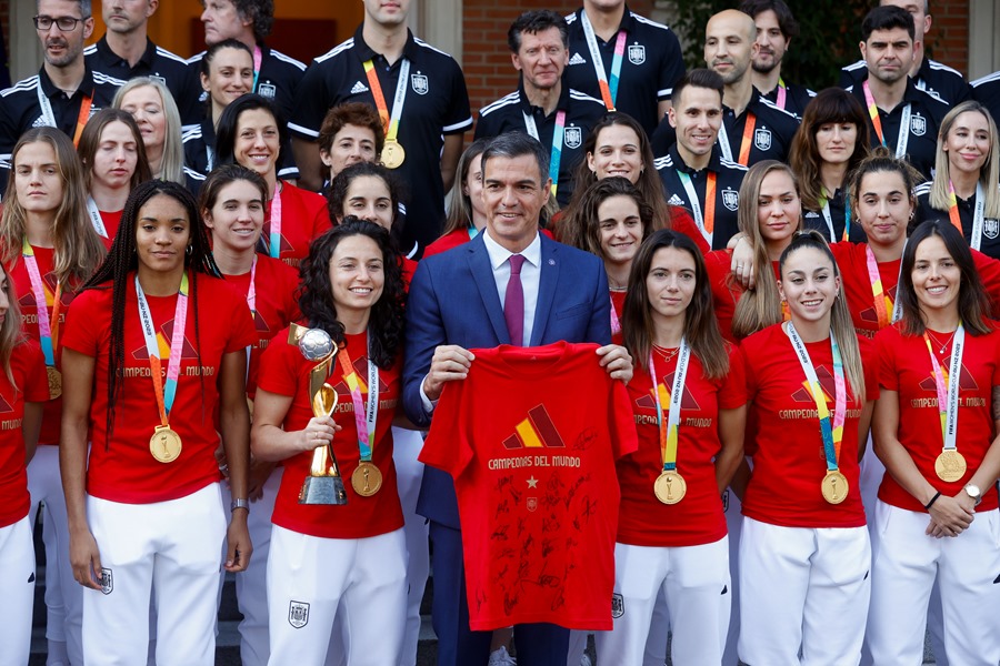 pedro sanchez recibe a las jugadoras