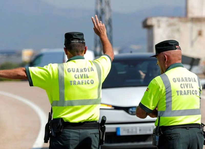 LA DGT MULTA A QUIÉN NO USE CORRECTAMENTE LOS INTERMITENTES