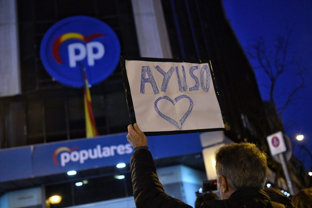 EuropaPress 4261532 hombre sostiene cartel lee ayuso corazon manifestacion apoyo presidenta Moncloa