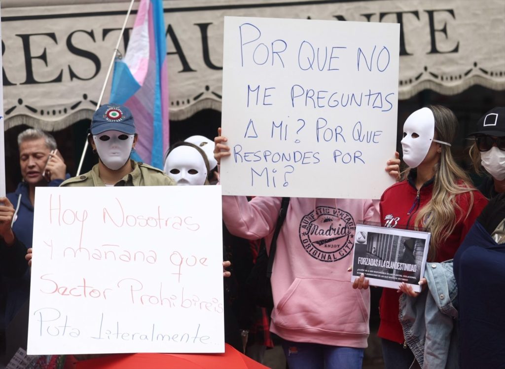 La publicidad de la prostitución aumenta a pesar del 'solo sí es sí' 1 Moncloa EuropaPress 4712990 varias prostitutas miembros plataforma stopabolicion carteles concentracion Moncloa