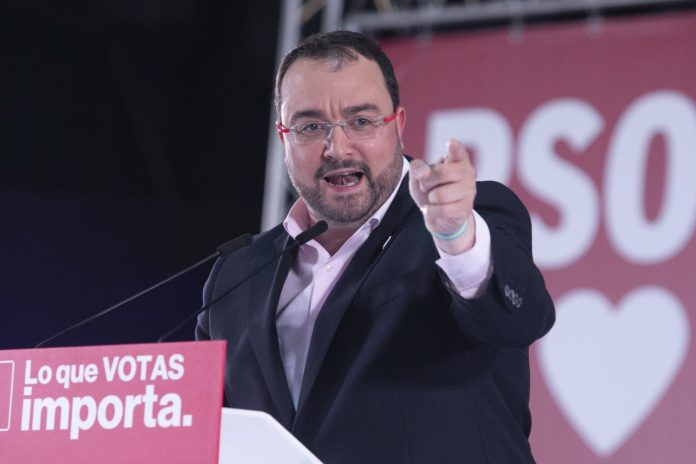 El líder del PSOE asturiano, Adrián Barbón, critica a los barones por oponerse a la amnistía