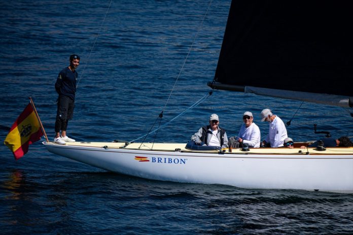 El rey emérito, Juan Carlos I (2i), navega con el 'Bribón', a 31 de julio de 2023, en Sanxenxo, Pontevedra, Galicia (España)