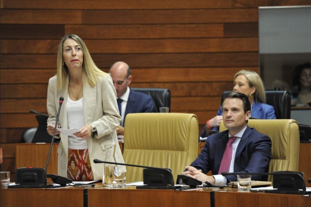 María Guardiola vota con el PSOE y Unidas Extremadura en favor del aborto
