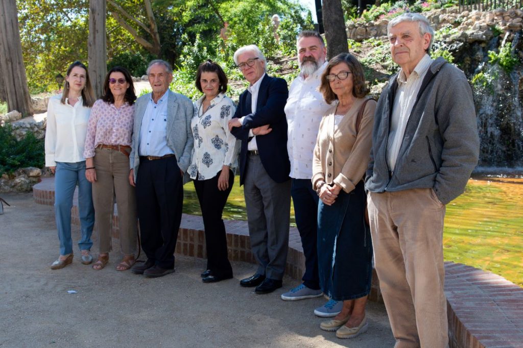 Los cofundadores de la Tercera España, Gabriela Bustelo (en el centro), entre Iñaki Ezquerra (a la derecha) y Gabriel Tortella (a su izquierda)