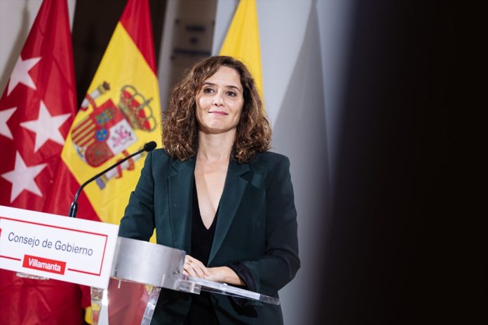 Ayuso devuelve el «golpe» al Gobierno para el homenaje a la Constitución