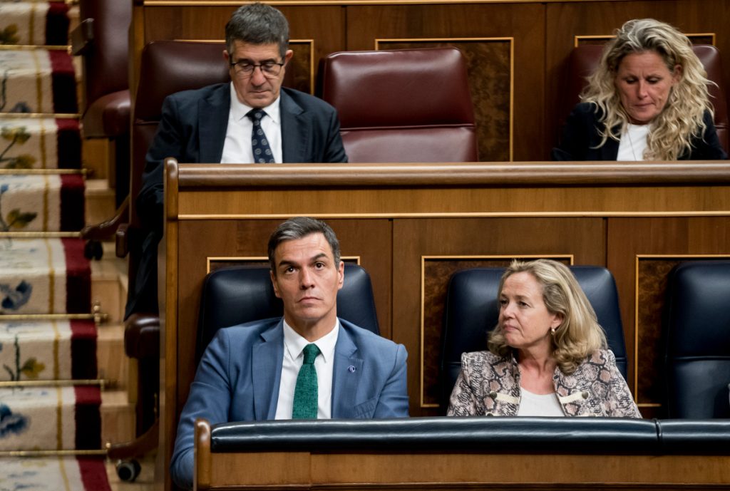 Nadia Calviño y Pedro Sánchez, ministra de Economía y presidente del Gobierno en funciones