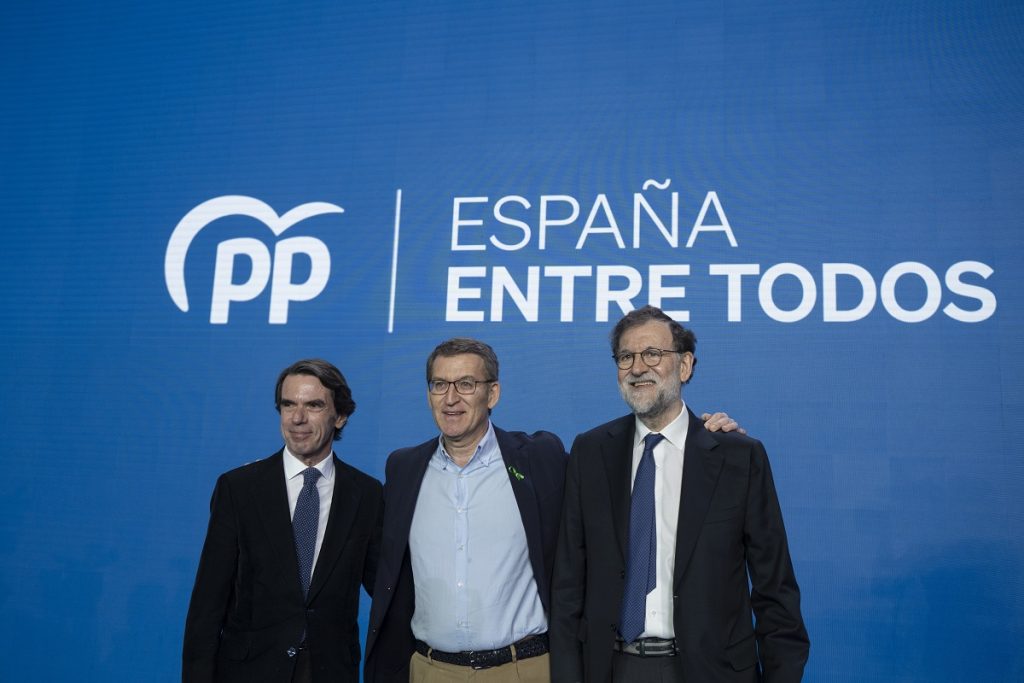 El expresidente del Gobierno, José María Aznar; el presidente del Partido Popular, Alberto Núñez Feijóo; y el expresidente del Gobierno, Mariano Rajoy