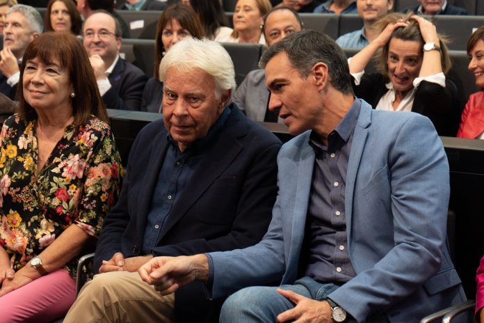Felipe González y Pedro Sánchez en la celebración del 40 aniversario de la primera victoria del PSOE de 1982