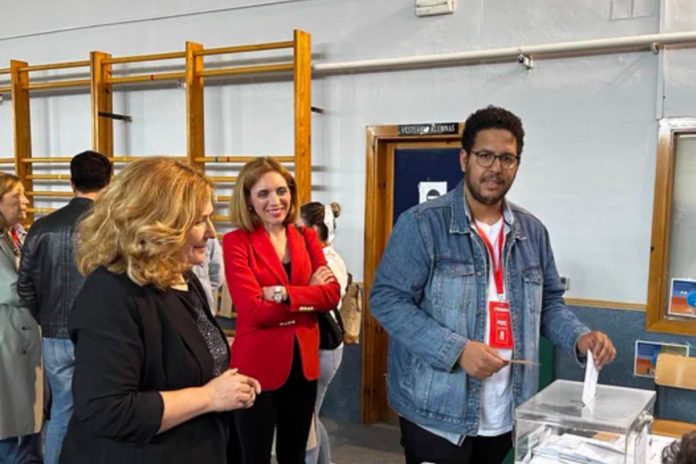 Amán Hamoudi de Andrés, junto a su madre, la ex alcaldesa de Alcorcón y la nueva alcaldesa, Candelaria Testa