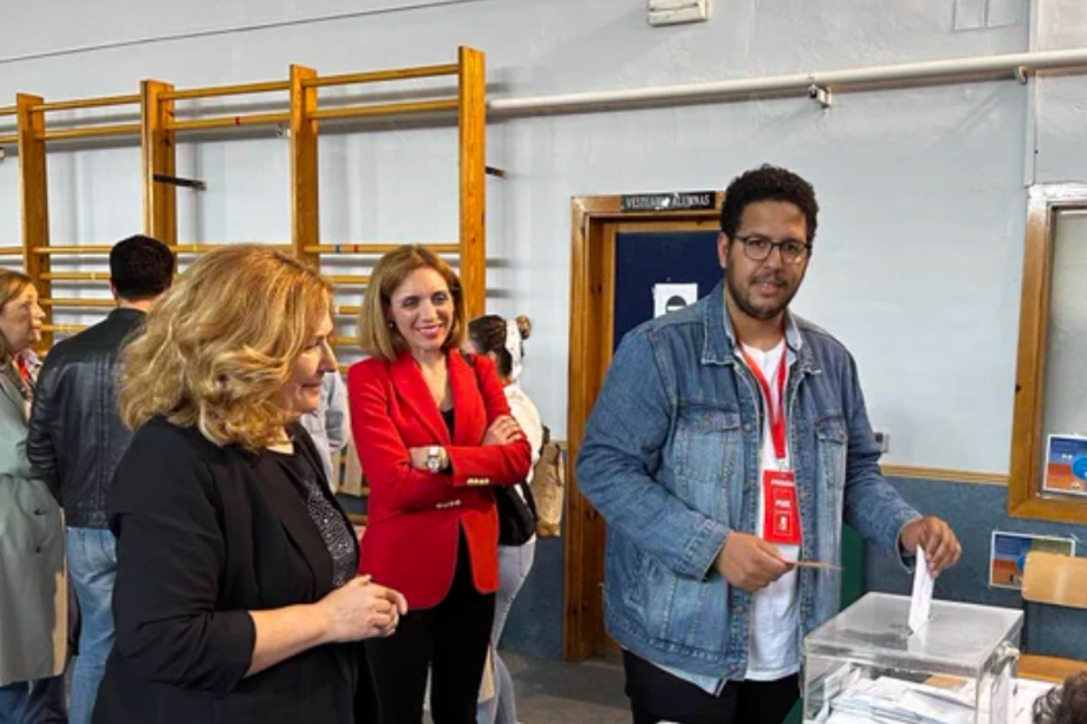 Amán Hamoudi de Andrés, junto a su madre, la ex alcaldesa de Alcorcón y la nueva alcaldesa, Candelaria Testa